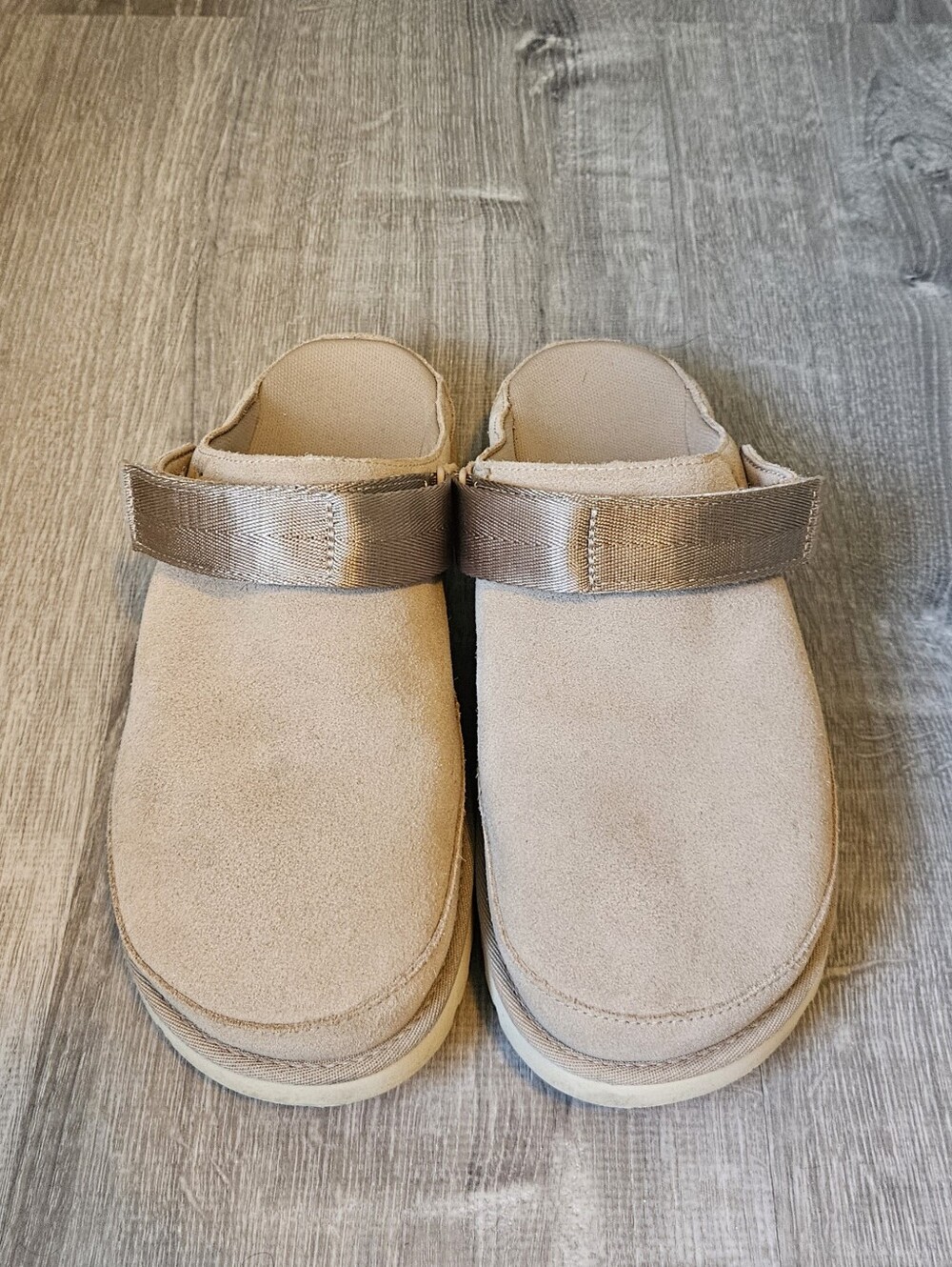 UGG Women's Goldenstar Clog Size 11 Sand, Good - Picture 2 of 9